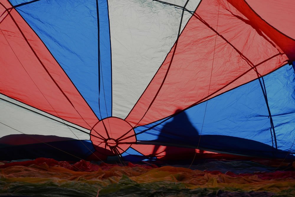 L’intérieur coloré de l’enveloppe d’une montgolfière