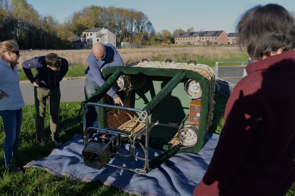 Un groupe découvre les équipements d’une nacelle au sol