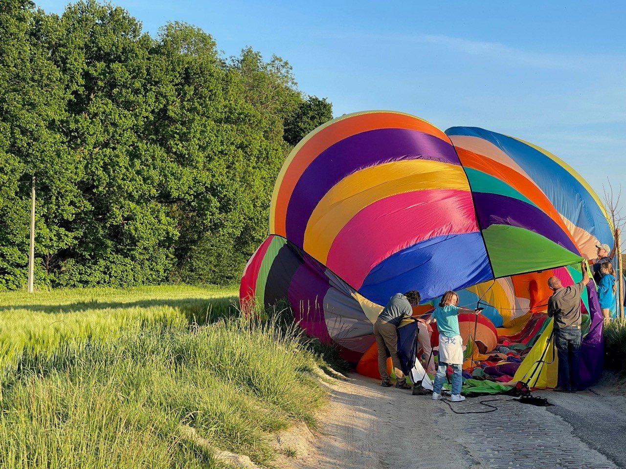 Des participants préparent une montgolfière multicolore au sol