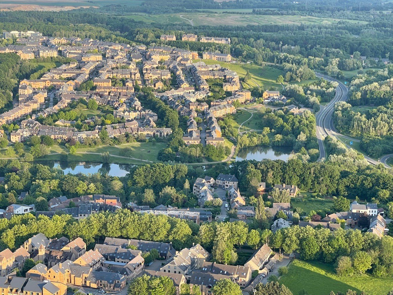 Vue aérienne d’un paysage verdoyant et d’habitations